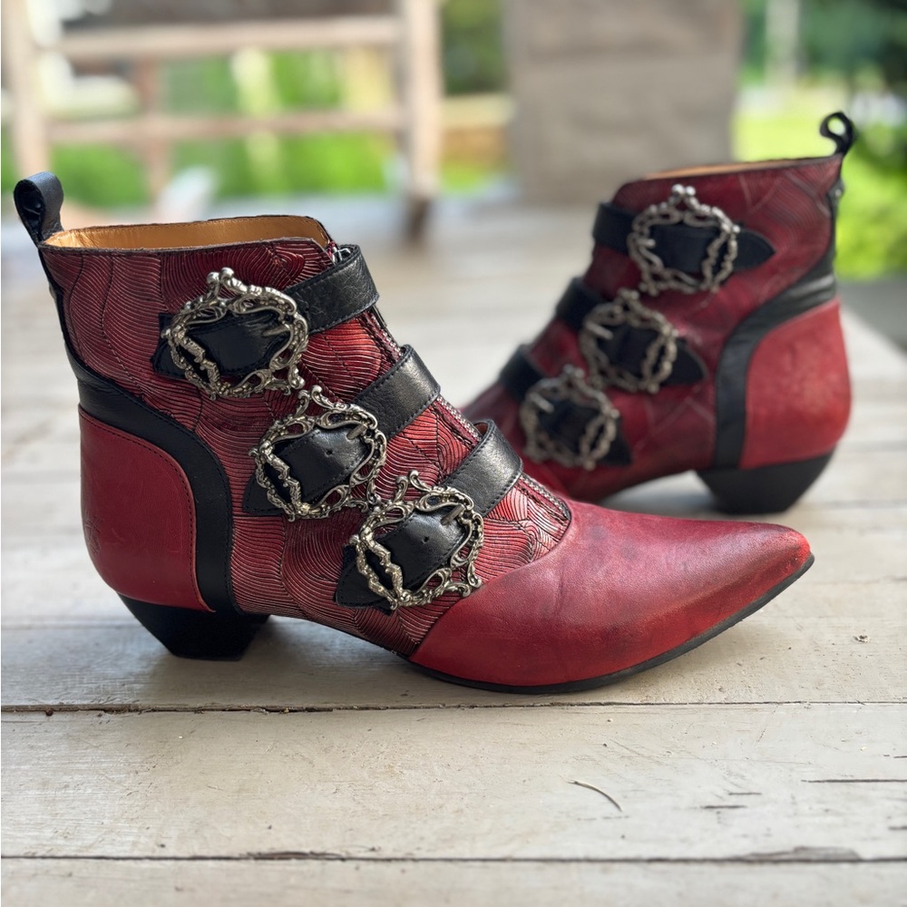 Fluevog Women’s Size 9.5 Black and Red Buckle Booties Rare Eileen